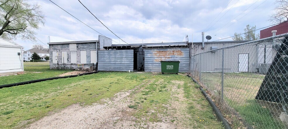 More Photos Of 118 E Jackson Ave, Iola General Retail For Sale