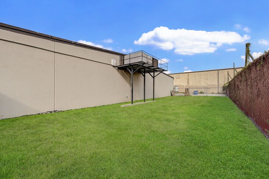 More Photos Of 7510 Lawndale St, Houston Warehouse For Sale