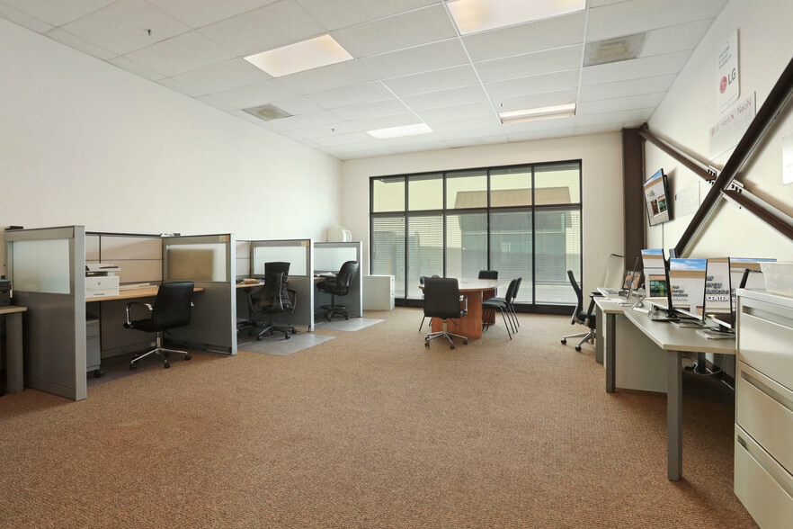 More Photos Of 600-626 Commerce Ct, Manteca Service For Lease