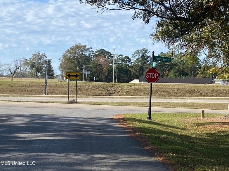 More Photos Of 404 Frontage Dr E, Wiggins Hotel For Sale