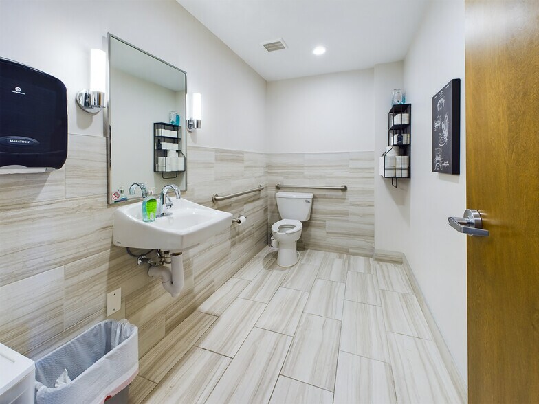 More Photos Of 1407 W University Dr, McKinney Medical For Sale