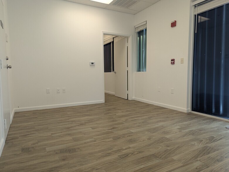 More Photos Of 585 NW Mercantile Pl, Port Saint Lucie Light Manufacturing For Sale