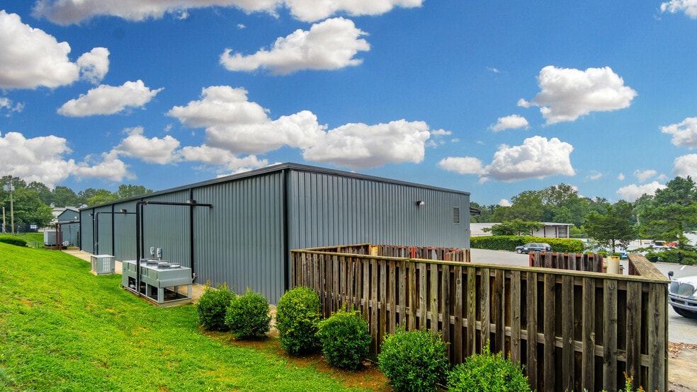 More Photos Of 1907 Gateway Blvd, Charlotte Warehouse For Sale
