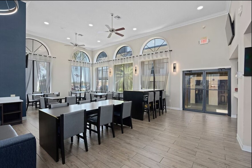 More Photos Of 8750 E Colonial Dr, Orlando Hotel For Sale