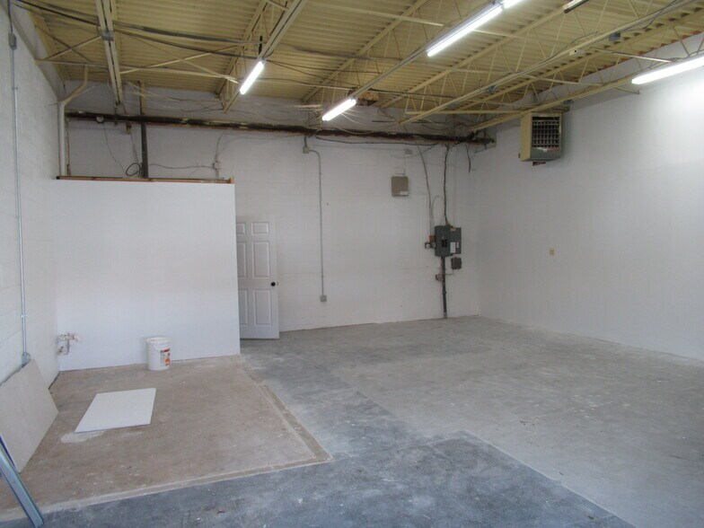 More Photos Of 700 Ritchie Rd, Capitol Heights Light Manufacturing For Lease