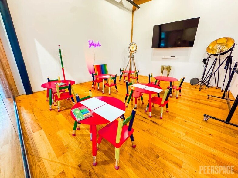 More Photos Of 210 N Racine Ave, Chicago Office For Lease