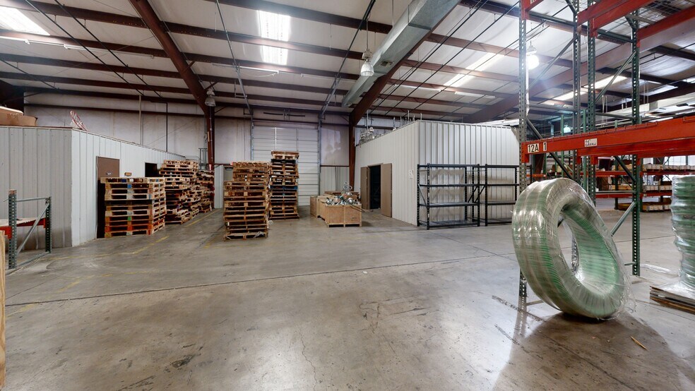 More Photos Of 551 N 13th St, Rogers Warehouse For Lease