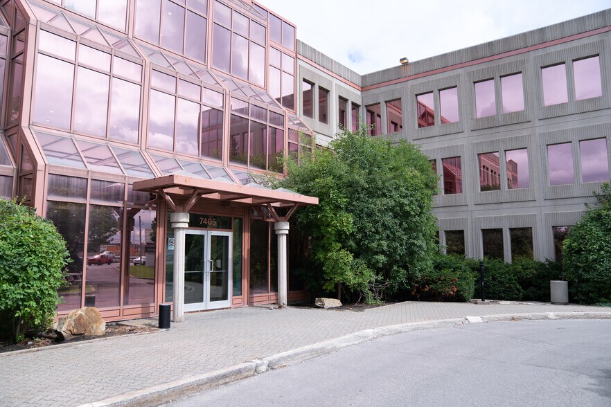 More Photos Of 7405 Rte Transcanadienne, Montréal Office For Lease