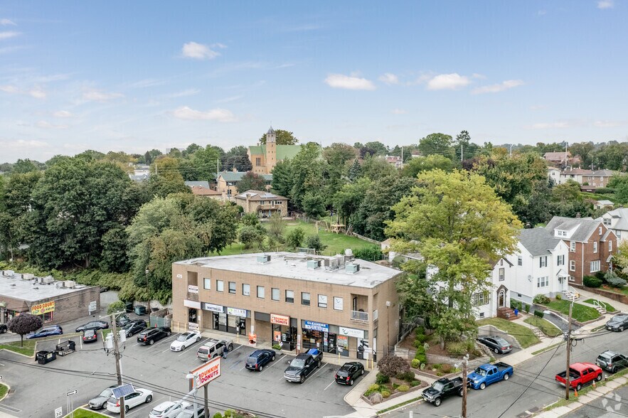 More Photos Of 470 Broad Ave, Ridgefield Storefront Retail Office For Lease