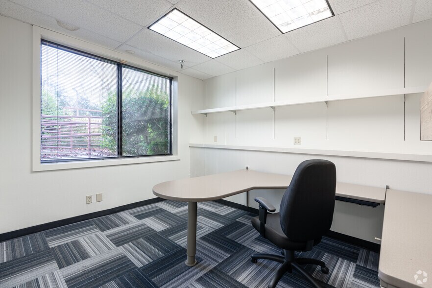 More Photos Of 1300 E Rusk St, Jacksonville Warehouse For Lease