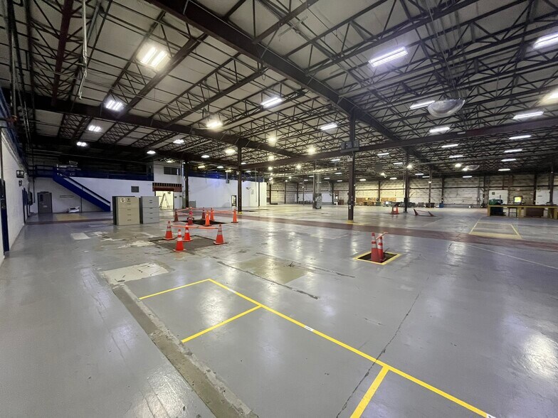 More Photos Of 16 Washington Ave, Scarborough Warehouse For Lease