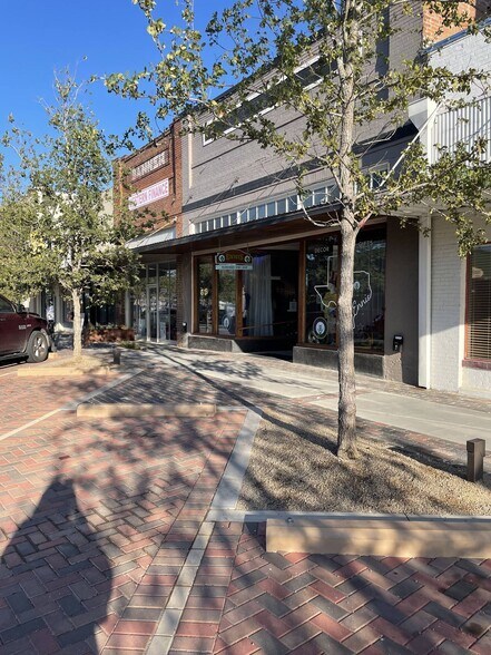 More Photos Of 204 W Knox St, Ennis Storefront Retail Office For Lease