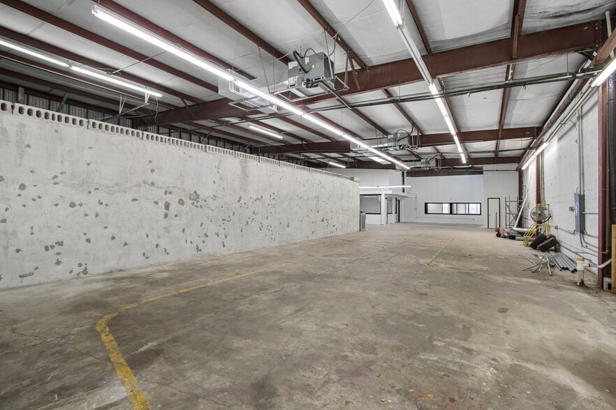 More Photos Of 6816 Larkwood Dr, Houston Industrial For Sale