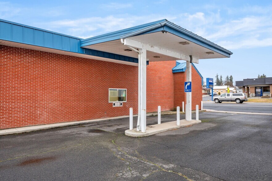 More Photos Of 639 Morgan St, Davenport Bank For Lease