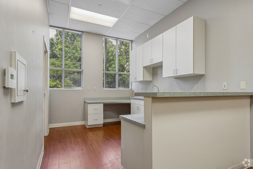 More Photos Of 7800 Wolf Trail Cv, Germantown Medical For Sale