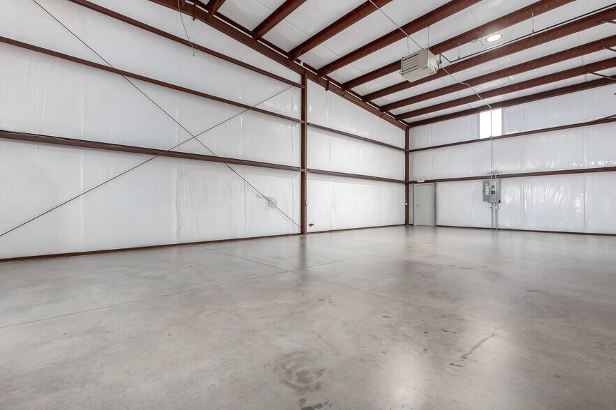 More Photos Of 8101 Silver Xing, Oklahoma City Unknown For Lease