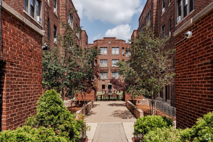 More Photos Of 632-644 W Addison St, Chicago Apartments For Lease