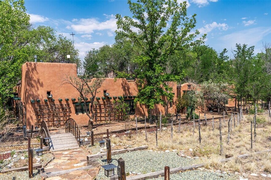 More Photos Of 18 Destierro Trail, Santa Fe Lodge Meeting Hall For Sale