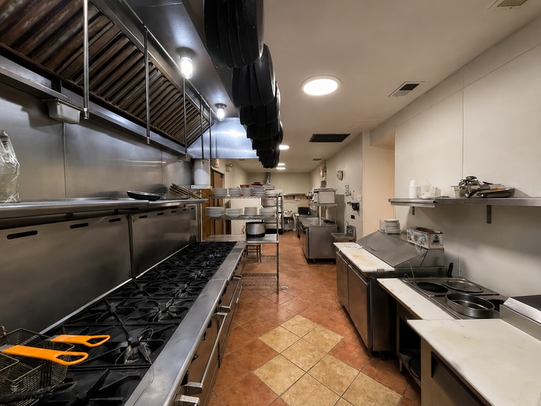 More Photos Of 4400 N Clark St, Chicago Storefront Retail Residential For Lease