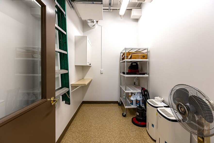 More Photos Of 14605 Velp Ave, Suamico Veterinarian Kennel For Sale