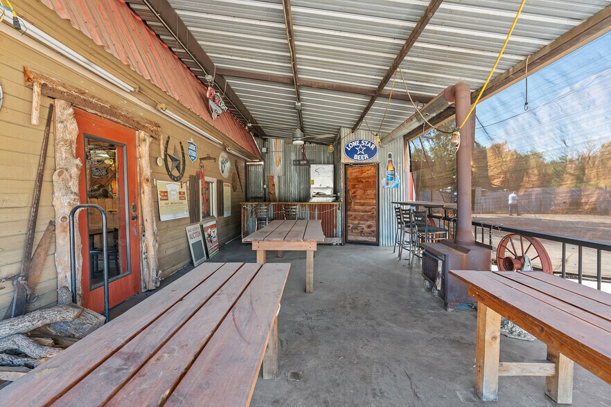 More Photos Of 313 W Cameron Ave, Rockdale Freestanding For Sale