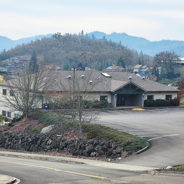More Photos Of 2460 NW Troost St, Roseburg Medical For Lease
