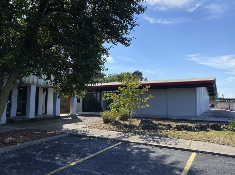 More Photos Of 1036 W Sunshine St, Springfield Freestanding For Sale