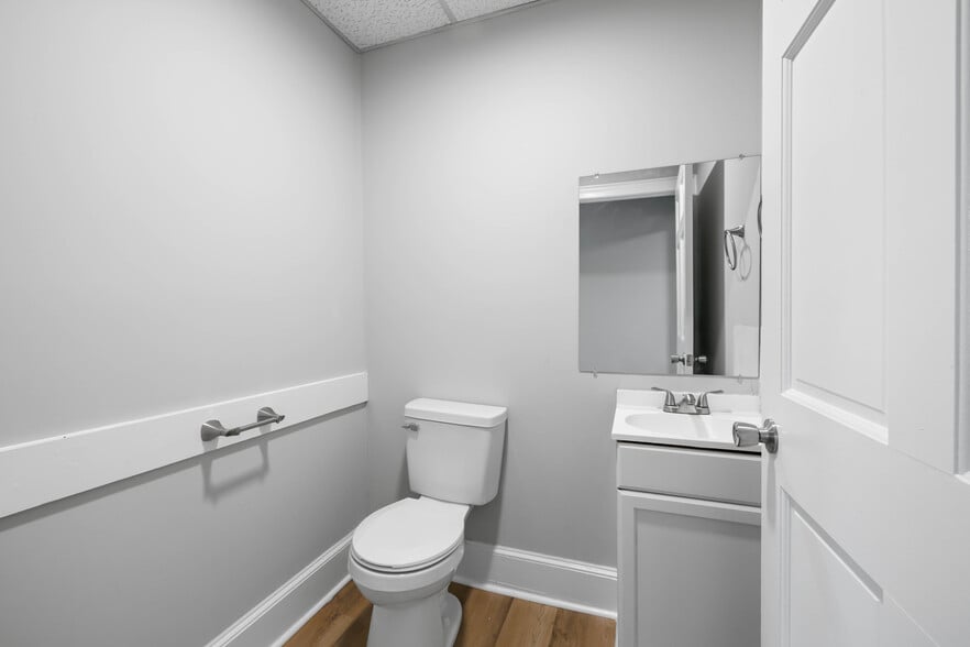 More Photos Of 504 W Broad St, Dunn Office For Sale