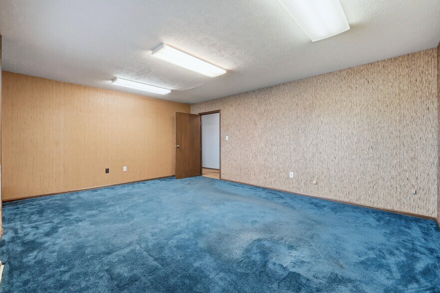 More Photos Of 3201 E Center St, Warsaw Office For Sale
