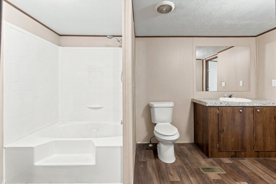 More Photos Of 7362 Washington Ave, Montgomery Flex For Sale