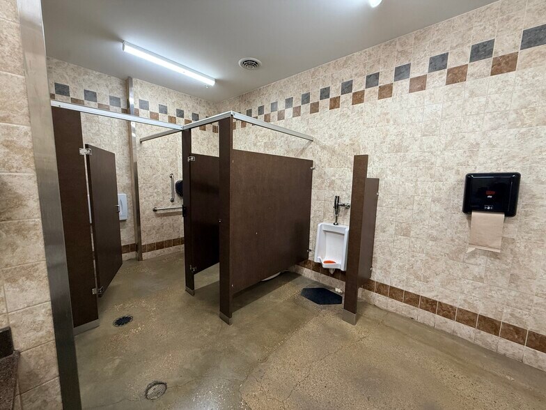 More Photos Of 535 Three Springs Rd, Bowling Green Freestanding For Sale