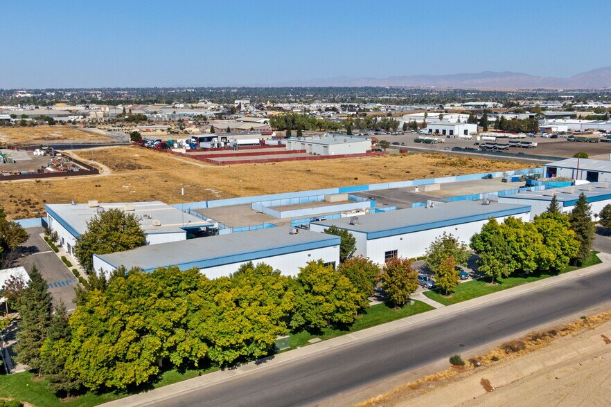 More Photos Of 2550 E Belle Ter, Bakersfield Manufacturing For Lease