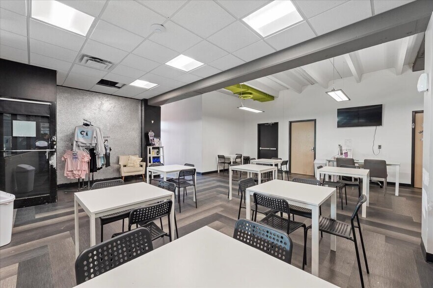 More Photos Of 7 S 4th St, Council Bluffs Health Club For Lease