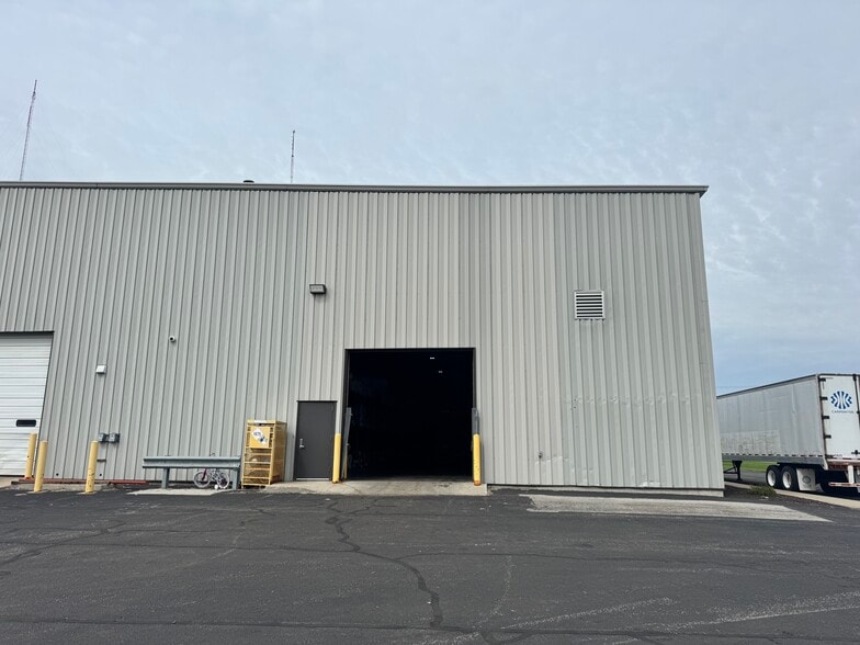 More Photos Of 3927 Kraft Parkway, Fort Wayne Showroom For Lease
