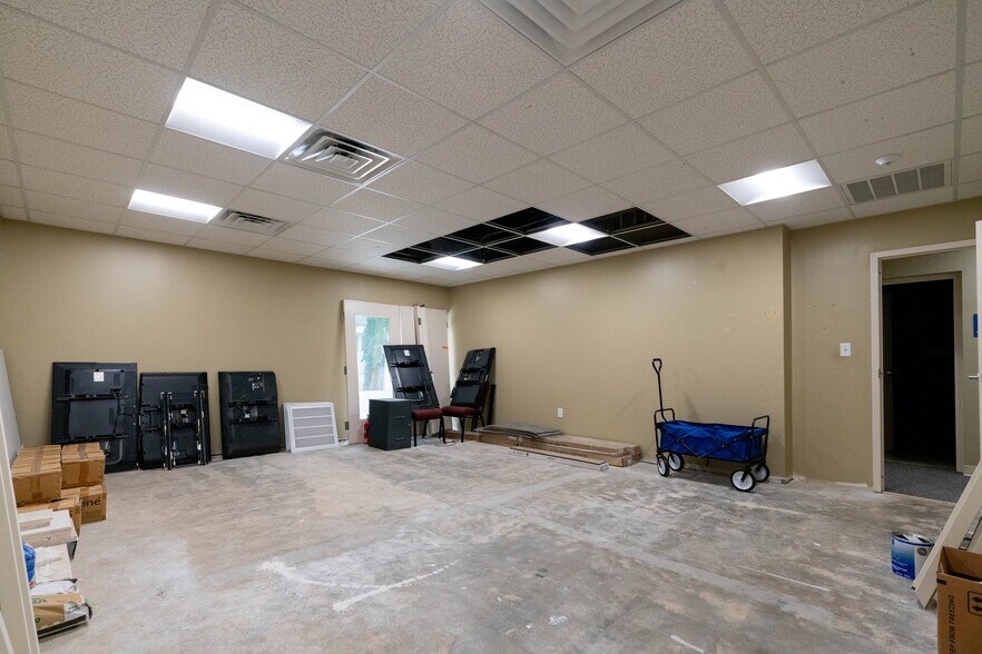 More Photos Of 12945 Seminole Blvd, Largo Unknown For Lease