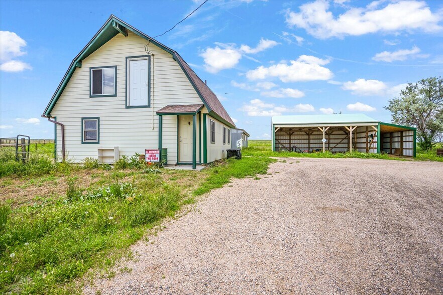 More Photos Of 1335 S Kio St, Watkins Veterinarian Kennel For Sale