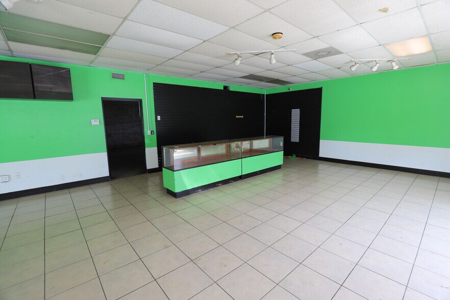 More Photos Of 4306 NW 13th St, Gainesville Storefront For Sale