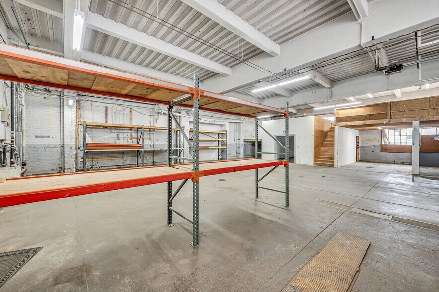 More Photos Of 424 Albany St, Springfield Flex For Sale