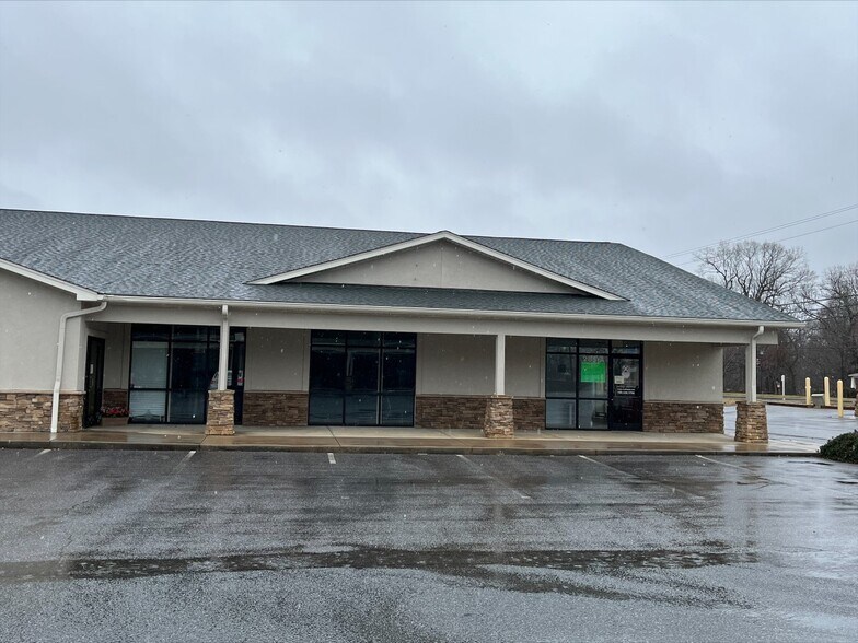 More Photos Of 285 N Main St, Troutman General Retail For Lease