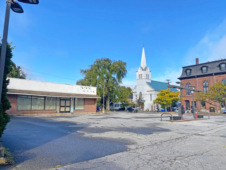 More Photos Of 152 Maine St, Brunswick Convenience Store For Lease