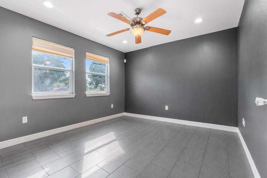 More Photos Of 902 Waco St, Dayton Office For Sale