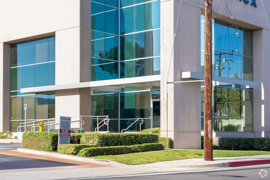 More Photos Of 5780 Smithway St, Commerce Warehouse For Lease