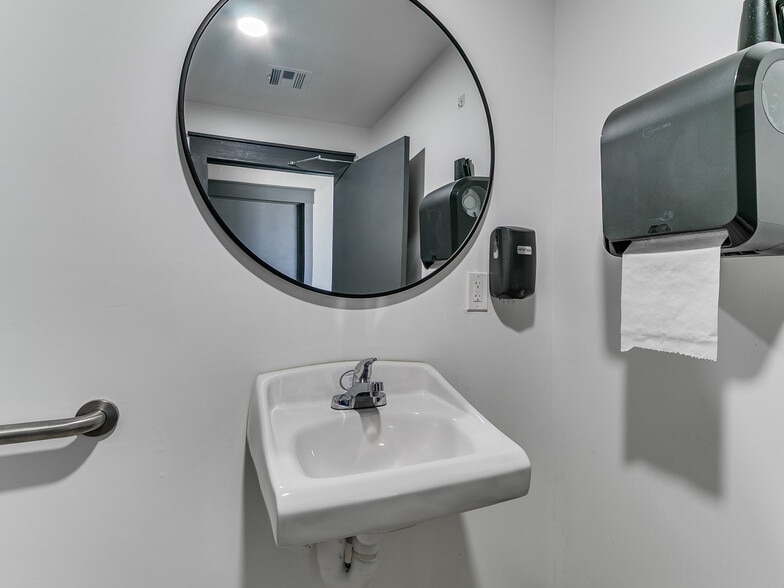 More Photos Of 504 Stinson St, Norman Convenience Store For Sale