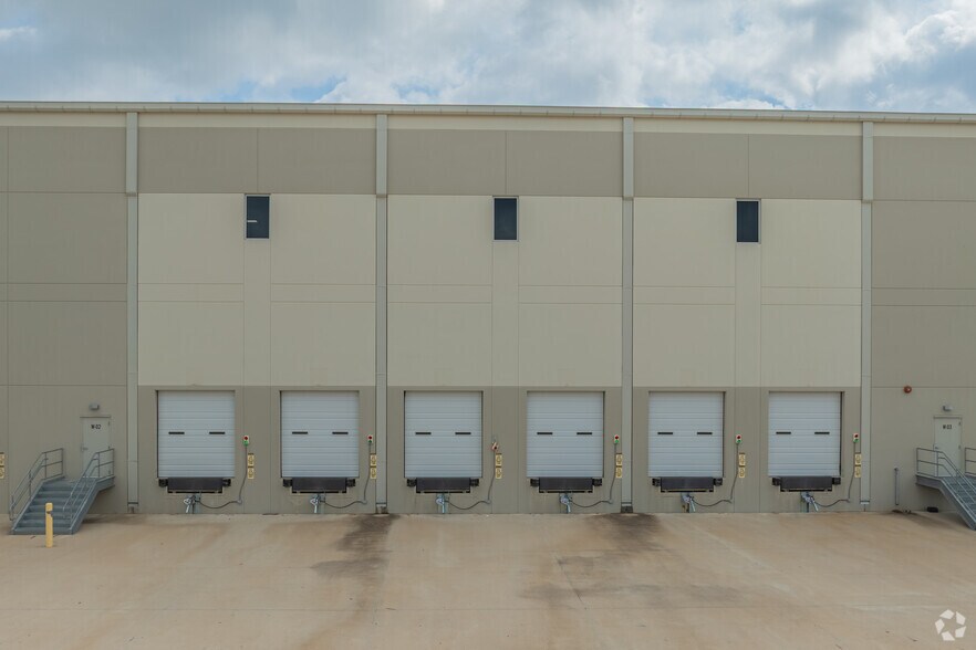 More Photos Of 210 Sunridge Blvd, Wilmer Distribution For Lease