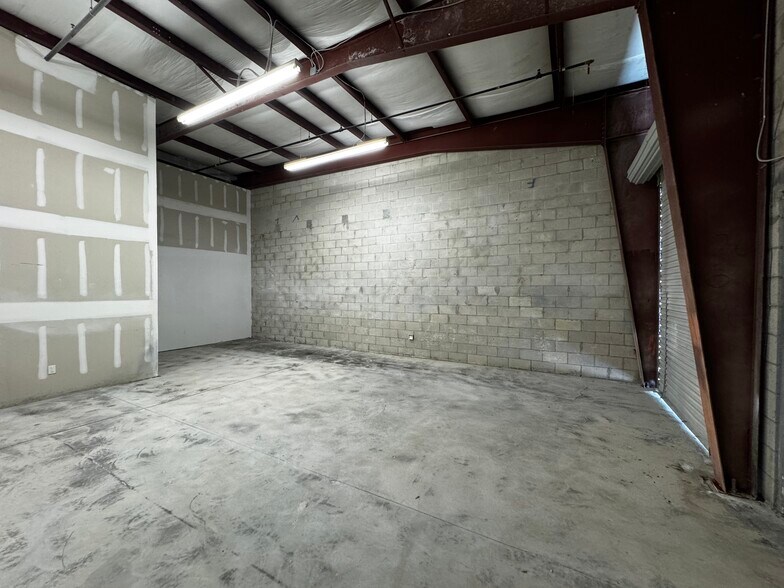 More Photos Of 1455 Rail Head Blvd, Naples Warehouse For Lease