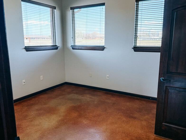 More Photos Of 600 W 18th St, Edmond Flex For Lease