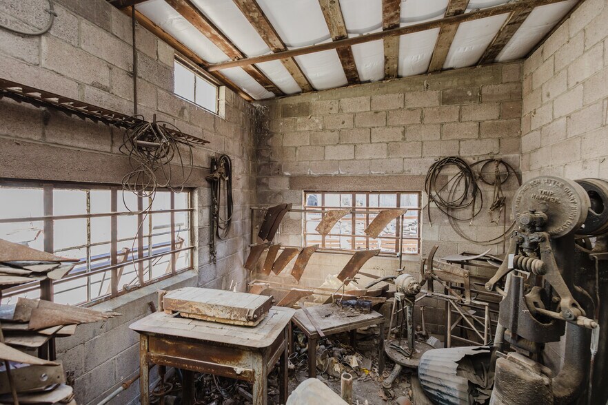 More Photos Of 410 N Commercial Ave, Sedgwick Storefront For Sale