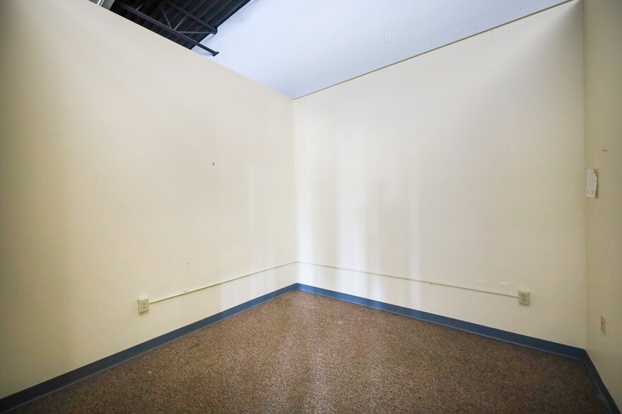 More Photos Of 2052-2070 Romig Rd, Akron Storefront For Sale