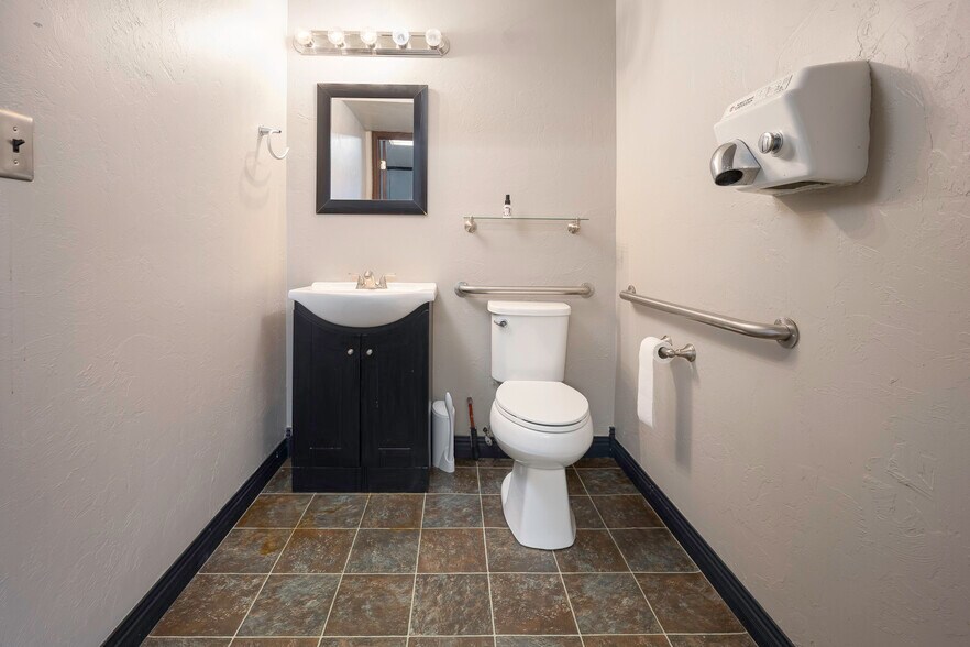 More Photos Of 401 S Ranchwood Blvd, Yukon Flex For Sale