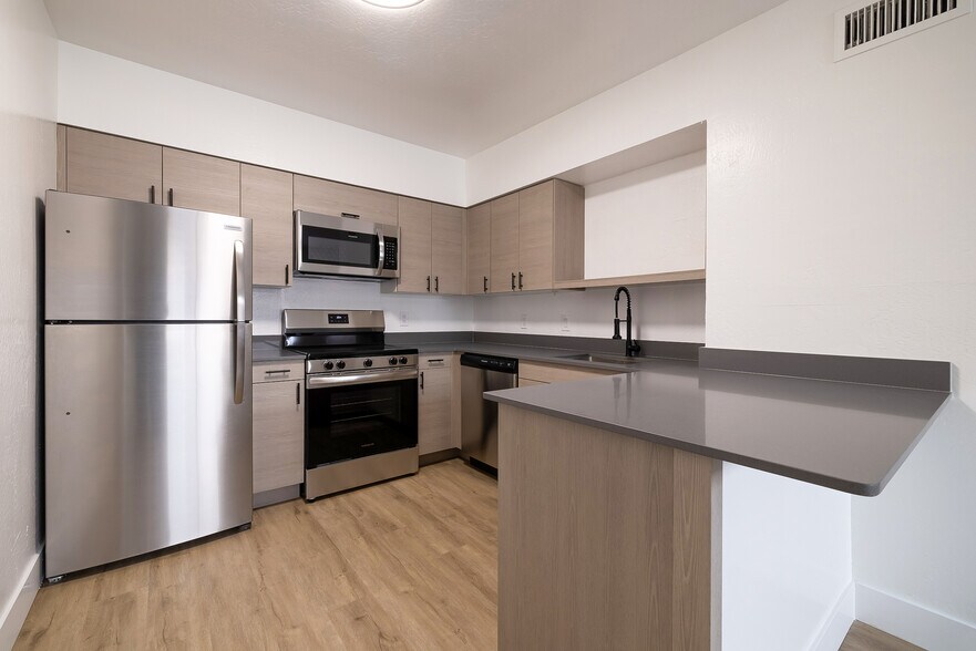 More Photos Of 2002-2010 N 50th St, Phoenix Apartments For Sale